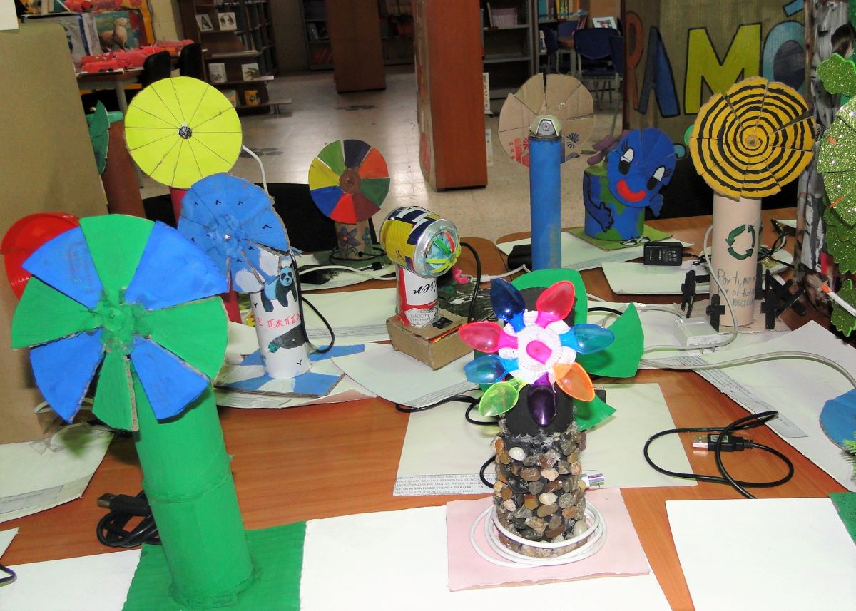 Photo of Exhibición de ventiladores hechos a partir de material reutilizable en la biblioteca del Colegio público Bilbao IED en Bogotá